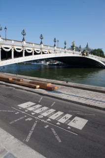 France, Region Ile de France, Paris 8e arrondissement, Pont Alexandre III, vue sur la Tour Eiffel et les Invalides