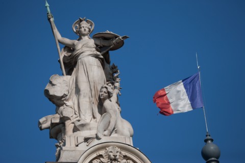 France, Region Ile de France, Paris 8e arrondissement, avenue Winston Churchill, Grand Palais, sculpture, au dessus de la facade, drapeau, francais,