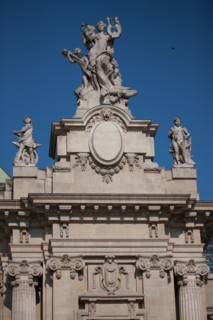 France, Region Ile de France, Paris 8e arrondissement, avenue Winston Churchill, Grand Palais, sculpture, au dessus de la facade, drapeau, francais,