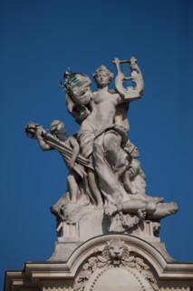 France, Region Ile de France, Paris 8e arrondissement, avenue Winston Churchill, Grand Palais, sculpture, au dessus de la facade, drapeau, francais,
