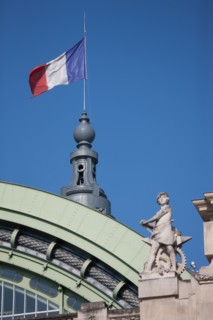 France, Region Ile de France, Paris 8e arrondissement, avenue Winston Churchill, Grand Palais, sculpture, au dessus de la facade, drapeau, francais,