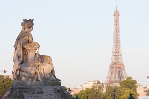 France, Region Ile de France, Paris 8e arrondissement, place de la Concorde, depuis les terrasses du jardin des Tuileries, Tour Eiffel, statue, sculpture,
