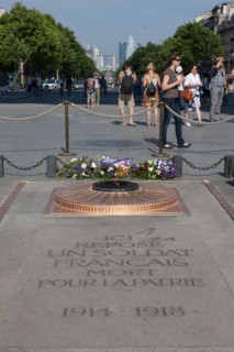 France, Region Ile de France, Paris 8e arrondissement, place Charles de Gaulle, place de l'Etoile, Arc de Triomphe, tombe du soldat inconnu, flamme