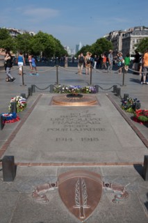 France, Region Ile de France, Paris 8e arrondissement, place Charles de Gaulle, place de l'Etoile, Arc de Triomphe, tombe du soldat inconnu, flamme
