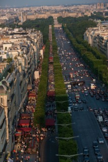 France, Region Ile de France, Paris 8e arrondissement, place Charles de Gaulle, place de l'Etoile, au sommet de l'Arc de Triomphe, avenue des Champs-Elysees, touristes,
