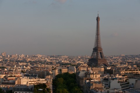 France, Region Ile de France, Paris 8e arrondissement, place Charles de Gaulle, place de l'Etoile, au sommet de l'Arc de Triomphe en soiree, panorama, eclairage,