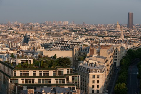 France, Region Ile de France, Paris 8e arrondissement, place Charles de Gaulle, place de l'Etoile, au sommet de l'Arc de Triomphe en soiree, panorama, eclairage,