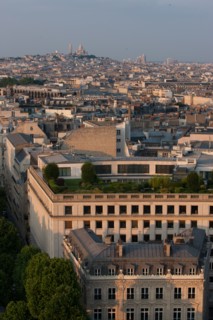 France, Region Ile de France, Paris 8e arrondissement, place Charles de Gaulle, place de l'Etoile, au sommet de l'Arc de Triomphe en soiree, panorama, eclairage,