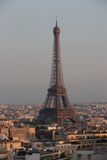 France, Region Ile de France, Paris 8e arrondissement, place Charles de Gaulle, place de l'Etoile, au sommet de l'Arc de Triomphe en soiree, panorama, eclairage,