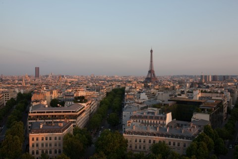 France, Region Ile de France, Paris 8e arrondissement, place Charles de Gaulle, place de l'Etoile, au sommet de l'Arc de Triomphe en soiree, panorama, eclairage,