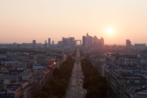 France, Region Ile de France, Paris 8e arrondissement, place Charles de Gaulle, place de l'Etoile, au sommet de l'Arc de Triomphe en soiree, panorama, eclairage,