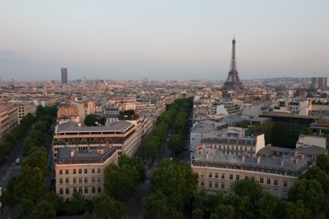 France, Region Ile de France, Paris 8e arrondissement, place Charles de Gaulle, place de l'Etoile, au sommet de l'Arc de Triomphe en soiree, panorama, eclairage,