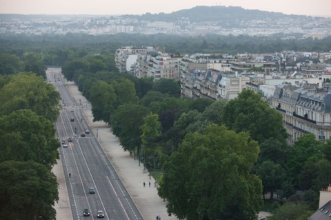 France, Region Ile de France, Paris 8e arrondissement, place Charles de Gaulle, place de l'Etoile, au sommet de l'Arc de Triomphe en soiree, panorama, eclairage,