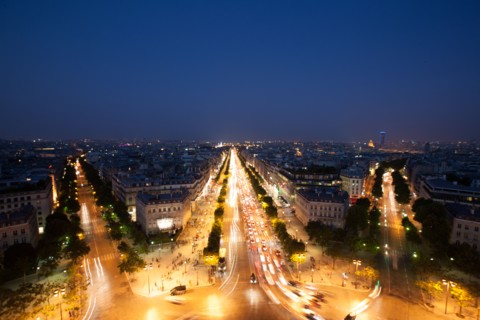 France, Region Ile de France, Paris 8e arrondissement, place Charles de Gaulle, place de l'Etoile, au sommet de l'Arc de Triomphe en soiree, panorama, eclairage,