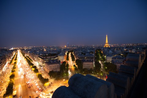 France, Region Ile de France, Paris 8e arrondissement, place Charles de Gaulle, place de l'Etoile, au sommet de l'Arc de Triomphe en soiree, panorama, eclairage,