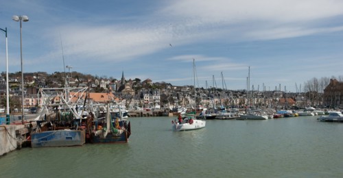 France, region Basse Normandie, Calvados, Trouville sur Mer, Cote fleurie, port de peche, plaisance, bateaux, la Touques (fleuve cotier), panorama,
