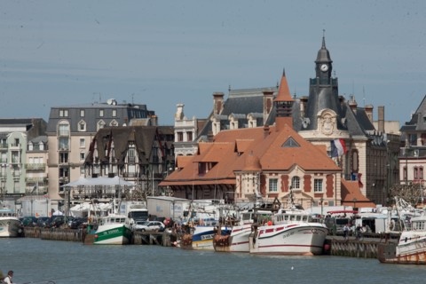 France, region Basse Normandie, Calvados, Trouville sur Mer, Cote fleurie, port de peche, plaisance, bateaux, la Touques (fleuve cotier), panorama,