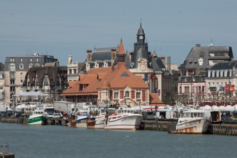 France, region Basse Normandie, Calvados, Trouville sur Mer, Cote fleurie, port de peche, plaisance, bateaux, la Touques (fleuve cotier), panorama,