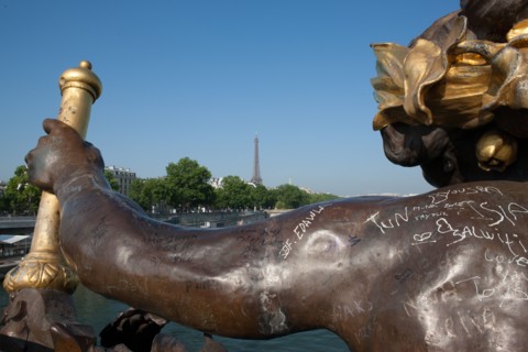 France, Region Ile de France, Paris 8e arrondissement, Pont Alexandre III, vue sur la Tour Eiffel et les Invalides