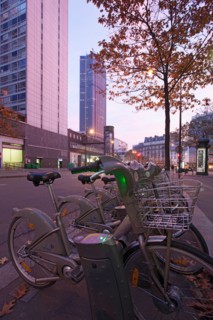 France, Region Ile de France, Paris 14e arrondissement, Montparnasse, rue du Commandant Mouchotte, terrasse de cafe, Tour Montparnasse, immeuble, facade, matin, fin de nuit, eclairage,