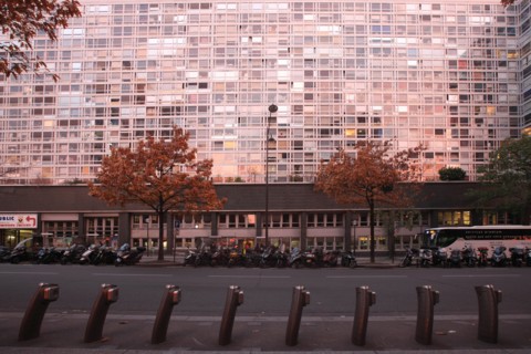 France, Region Ile de France, Paris 14e arrondissement, Montparnasse, rue du Commandant Mouchotte, terrasse de cafe, Tour Montparnasse, immeuble, facade, matin, fin de nuit, eclairage,