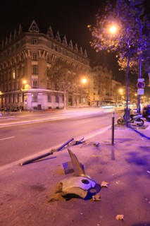 France, Region Ile de France, Paris 14e arrondissement, Montparnasse, boulevard du Montparnasse, tour, immeubles, facade, matin, fin de nuit, eclairage, accident, voiture,