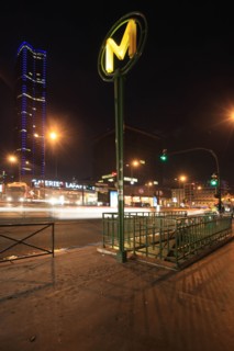 France, Region Ile de France, Paris 14e arrondissement, Montparnasse, boulevard du Montparnasse, tour, immeubles, facade, matin, fin de nuit, eclairage, bouche de metro, signaletique,