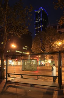 France, Region Ile de France, Paris 14e arrondissement, Montparnasse, boulevard du Montparnasse, tour, immeubles, facade, matin, fin de nuit, eclairage, attente sous abri bus,