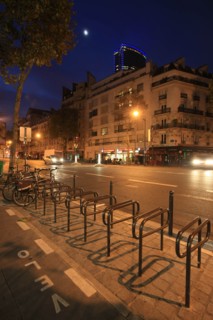 France, Region Ile de France, Paris 14e arrondissement, Montparnasse, boulevard du Montparnasse, tour, immeubles, facade, matin, fin de nuit, eclairage, parking velos, circulation,