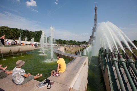 France, Region Ile de France, Paris 16e arrondissement, jardins du Trocadero, bassins et fontaine, baigneurs, canicule,