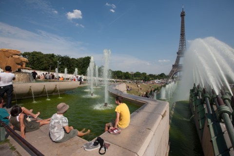 France, Region Ile de France, Paris 16e arrondissement, jardins du Trocadero, bassins et fontaine, baigneurs, canicule,