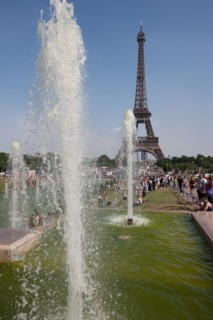 France, Region Ile de France, Paris 16e arrondissement, jardins du Trocadero, bassins et fontaine, baigneurs, canicule,