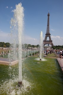 France, Region Ile de France, Paris 16e arrondissement, jardins du Trocadero, bassins et fontaine, baigneurs, canicule,