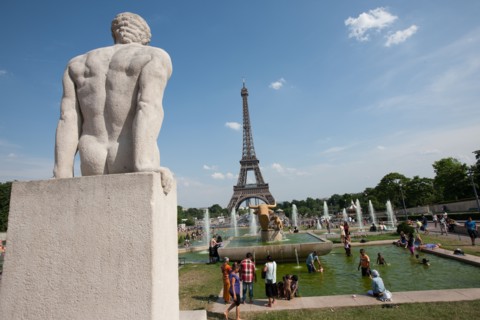 France, Region Ile de France, Paris 16e arrondissement, jardins du Trocadero, bassins et fontaine, baigneurs, canicule,