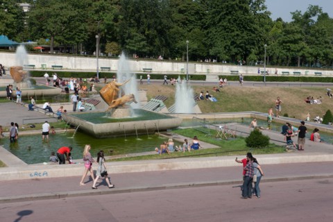 France, Region Ile de France, Paris 16e arrondissement, jardins du Trocadero, bassins et fontaine, baigneurs, canicule,