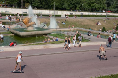 France, Region Ile de France, Paris 16e arrondissement, jardins du Trocadero, bassins et fontaine, baigneurs, canicule,