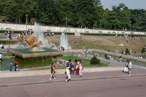 France, Region Ile de France, Paris 16e arrondissement, jardins du Trocadero, bassins et fontaine, baigneurs, canicule,