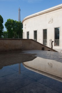 France, Region Ile de France, Paris 16e arrondissement, avenue de New York, Palais de Tokyo, reflets dans l'eau, musee d'Art Moderne,
