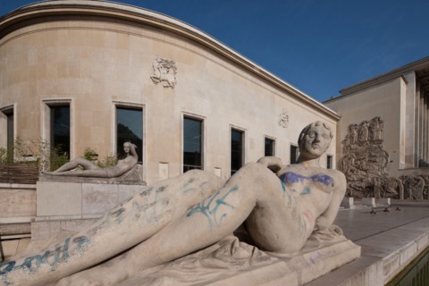 France, Region Ile de France, Paris 16e arrondissement, avenue de New York, Palais de Tokyo, reflets dans l'eau, musee d'Art Moderne,