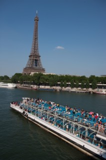 France, Region Ile de France, Paris 16e arrondissement, quai de Seine, entre pont de Bir-Hakeim et pont d'Iena, Tour Eiffel, peniches a quai,
