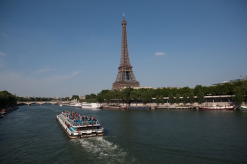 France, Region Ile de France, Paris 16e arrondissement, quai de Seine, entre pont de Bir-Hakeim et pont d'Iena, Tour Eiffel, peniches a quai,