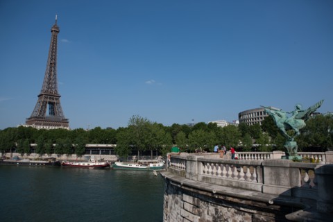 France, Region Ile de France, Paris 16e arrondissement, quai de Seine, entre pont de Bir-Hakeim et pont d'Iena, Tour Eiffel, peniches a quai,