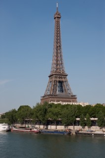 France, Region Ile de France, Paris 16e arrondissement, quai de Seine, entre pont de Bir-Hakeim et pont d'Iena, Tour Eiffel, peniches a quai,