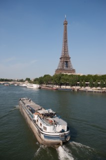 France, Region Ile de France, Paris 16e arrondissement, quai de Seine, entre pont de Bir-Hakeim et pont d'Iena, Tour Eiffel, peniches a quai,