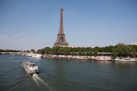 France, Region Ile de France, Paris 16e arrondissement, quai de Seine, entre pont de Bir-Hakeim et pont d'Iena, Tour Eiffel, peniches a quai,