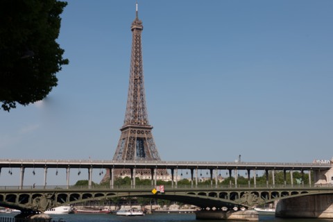 France, Region Ile de France, Paris 16e arrondissement, quai de Seine, entre pont de Bir-Hakeim et pont d'Iena, Tour Eiffel, peniches a quai,