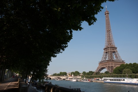 France, Region Ile de France, Paris 16e arrondissement, quai de Seine, entre pont de Bir-Hakeim et pont d'Iena, Tour Eiffel, peniches a quai,