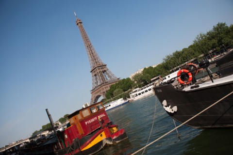 France, Region Ile de France, Paris 16e arrondissement, quai de Seine, entre pont de Bir-Hakeim et pont d'Iena, Tour Eiffel, peniches a quai,