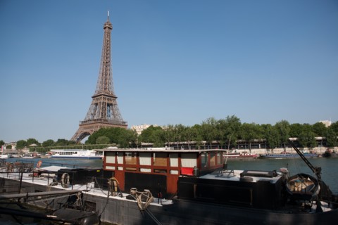 France, Region Ile de France, Paris 16e arrondissement, quai de Seine, entre pont de Bir-Hakeim et pont d'Iena, Tour Eiffel, peniches a quai,