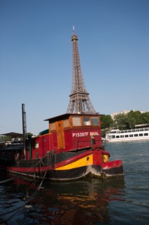 France, Region Ile de France, Paris 16e arrondissement, quai de Seine, entre pont de Bir-Hakeim et pont d'Iena, Tour Eiffel, peniches a quai,